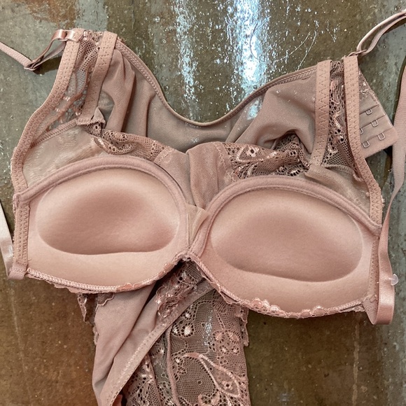 NWOT NUDE COLOR SZ SMALL THONG LACE LINGERIE BODY SUIT WITH BUILT IN PUSH UP BRA - Picture 3 of 4